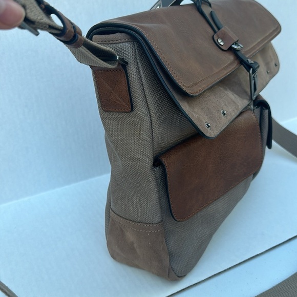 New AUTHENTIC GUESS Mens Leather Messenger/Canvas Travel Bag Camo - Picture 6 of 13